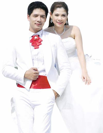 Để đi tới hạnh phúc ngày hôm nay, sau 12 năm kết hôn, hôn nhân của Anh Thơ và chồng trẻ gặp không ít sóng gió. Đầu tiên vào năm 2011, nữ ca sĩ Thanh Thảo tiết lộ cô và Bình Minh từng có quan hệ yêu đương với nhau. Rất nhiều bài báo đăng tin, nhiều người hâm mộ nhắn hỏi, nhưng Anh Thơ chỉ chọn cách im lặng cho sóng gió qua đi.