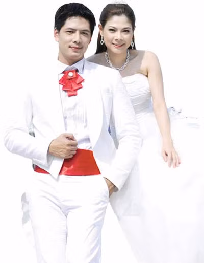 Để đi tới hạnh phúc ngày hôm nay, sau 12 năm kết hôn, hôn nhân của Anh Thơ và chồng trẻ gặp không ít sóng gió. Đầu tiên vào năm 2011, nữ ca sĩ Thanh Thảo tiết lộ cô và Bình Minh từng có quan hệ yêu đương với nhau. Rất nhiều bài báo đăng tin, nhiều người hâm mộ nhắn hỏi, nhưng Anh Thơ chỉ chọn cách im lặng cho sóng gió qua đi.