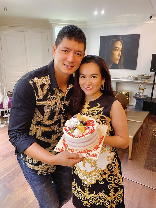 “Tôi nể và yêu vợ bởi cô ấy là người phụ nữ rất giàu có về mặt tình cảm. Anh Thơ không làm việc trong ngành giải trí nhưng lại rất thấu hiểu những khó khăn của người trong nghề. Cô ấy biết thông cảm và chia sẻ với chồng những khó khăn vất vả của công việc, hiểu giờ làm việc thất thường của nghệ sĩ nên không bao giờ ghen tuông vô lý. Chính niềm tin và sự cảm thông của vợ đã giúp tôi vững tâm hơn để toàn tâm toàn ý cho những vai diễn và dự án của mình", Bình Minh nói.