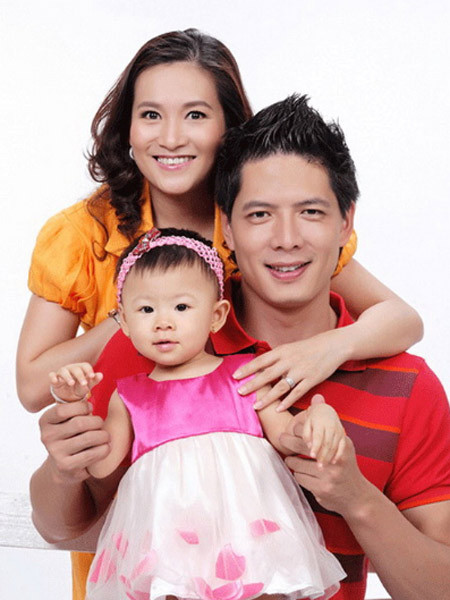 Hơn chồng 4 tuổi, kể từ khi kết hôn với Bình Minh, Anh Thơ luôn bị mọi người soi mói và so sánh nhan sắc, độ trẻ trung với chồng. Nhưng bỏ mặc mọi lời dị nghị, nữ doanh nhân sinh năm 1977 luôn tỏ ra tự tin, tươi tắn khi xuất hiện cùng chồng tại các sự kiện.