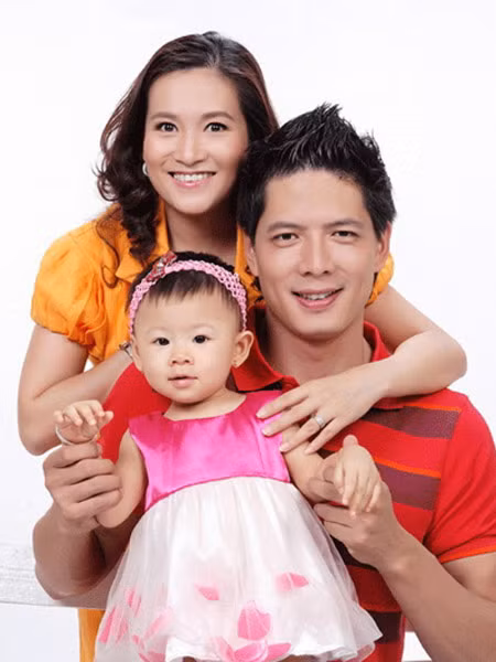 Hơn chồng 4 tuổi, kể từ khi kết hôn với Bình Minh, Anh Thơ luôn bị mọi người soi mói và so sánh nhan sắc, độ trẻ trung với chồng. Nhưng bỏ mặc mọi lời dị nghị, nữ doanh nhân sinh năm 1977 luôn tỏ ra tự tin, tươi tắn khi xuất hiện cùng chồng tại các sự kiện.