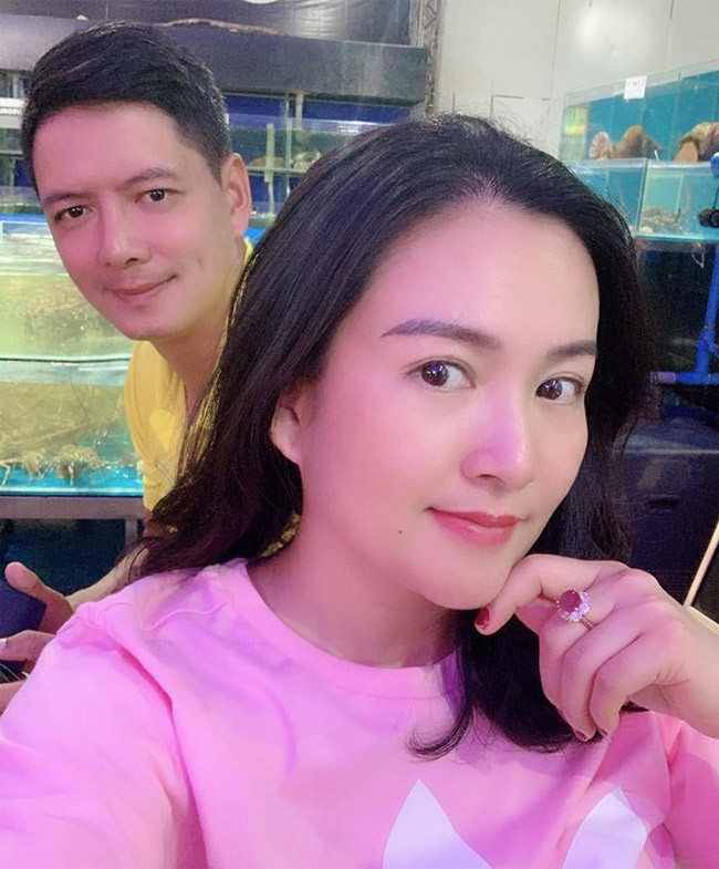 Ngoài ra, vợ Bình Minh còn đi dạy ở Đại học Văn Lang – Khoa Quản trị khách sạn và du lịch, đồng thời dạy ở các trường nghiệp vụ du lịch khác.