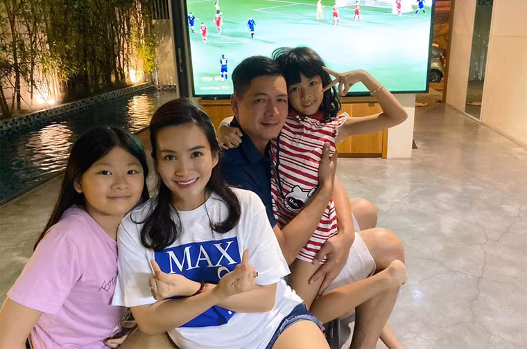 Chính vì thế, dù trải qua bao sóng gió, tổ ấm của gia đình Anh Thơ – Bình Minh vẫn vững trãi cho tới bây giờ. Cũng vì lẽ đó, Bình Minh luôn dành cho vợ không chỉ tình yêu mà còn sự nể trọng.