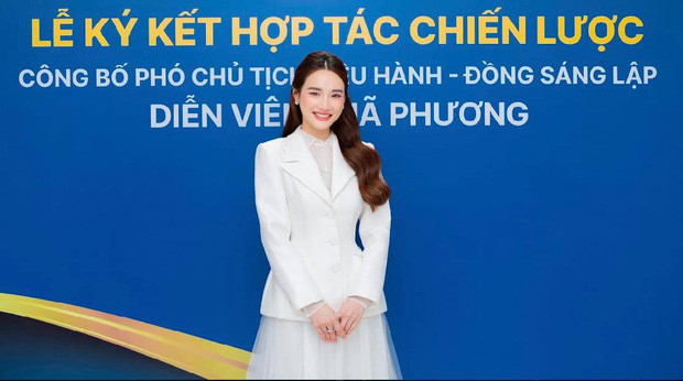 Mặc dù bà xã Trường Giang thừa nhận không có khiếu kinh doanh, thế nhưng từ năm 2019, Nhã Phương cũng đã quyết định lấn sân sang kinh doanh trong lĩnh vực làm đẹp và là nhà đồng sáng lập một thương hiệu mỹ phẩm riêng. Đây cũng được cho là công ty mà Nhã Phương đang giữ chức Phó Chủ tịch.