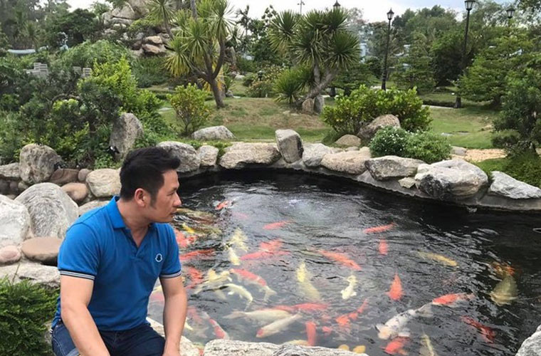 Bên Mỹ, Bằng Kiều sở hữu một căn biệt thự rộng 400m2 nằm trong khuôn viên rộng 2.000m2 tại bang California.