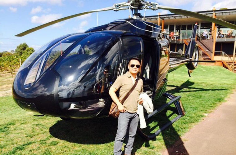 Ngoài ra, Bằng Kiều còn sở hữu một chiếc trực thăng riêng. Anh khiến mọi người trầm trồ trong một lần khoe đi ăn trưa bằng trực thăng.