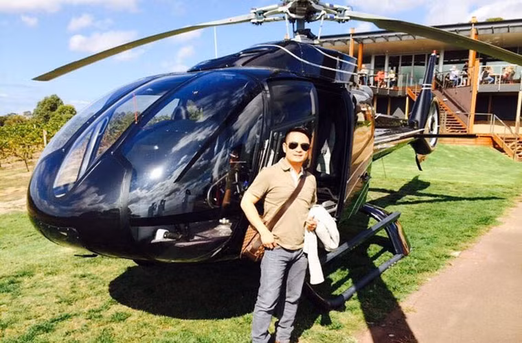 Ngoài ra, Bằng Kiều còn sở hữu một chiếc trực thăng riêng. Anh khiến mọi người trầm trồ trong một lần khoe đi ăn trưa bằng trực thăng.
