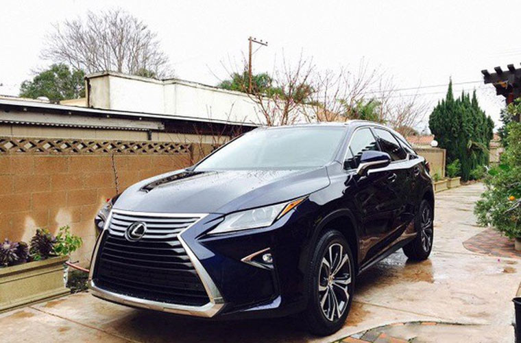 Ngoài bất động sản, ông bố 3 con còn rất thích sưu tập xe sang. Năm 2017, Bằng Kiều bỏ ra 3 tỷ tậu chiếc Lexus dòng mới nhất.