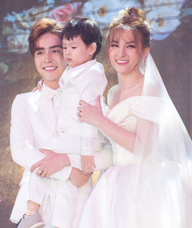 17 năm thanh xuân dành hết cho người chồng đầu, Thu Thủy cho biết khi chia tay cô thấy tủi thân và áp lực khi một mình nuôi con mà không còn bạn đời bên cạnh. Hiện tại, nữ ca sĩ đã tìm được cho mình bến đỗ mới, người chồng kém cô 10 tuổi, Kin Nguyễn.