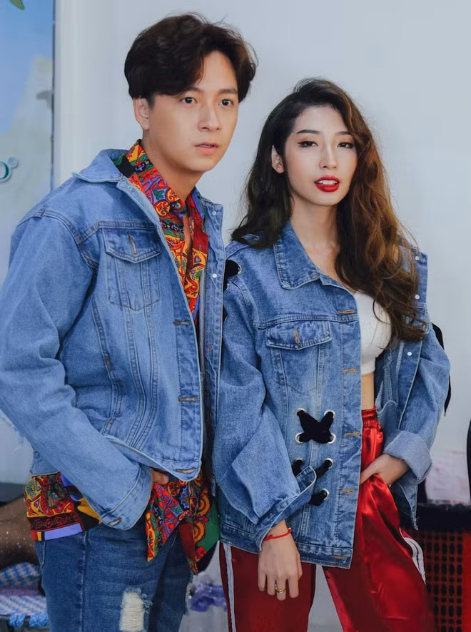 Thế nhưng mối tình 8 năm của Khổng Tú Quỳnh và Ngô Kiến Huy lại kết thúc vào năm 2018 khiến fan bất ngờ và không hề rõ lý do. Ai cũng xót xa cho Khổng Tú Quỳnh khi cả quãng đời thanh xuân đẹp nhất cô đã dành để yêu Ngố Kiến Huy nhưng rồi lại không có cái kết có hậu.