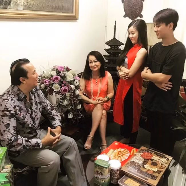 Đầu năm 2017, Hoài Lâm đã cầu hôn và đến nhà xin cưới Bảo Ngọc nhưng gia đình nghệ sĩ Gia Bảo, anh trai của Bảo Ngọc, không đồng ý vì cả hai còn quá trẻ.