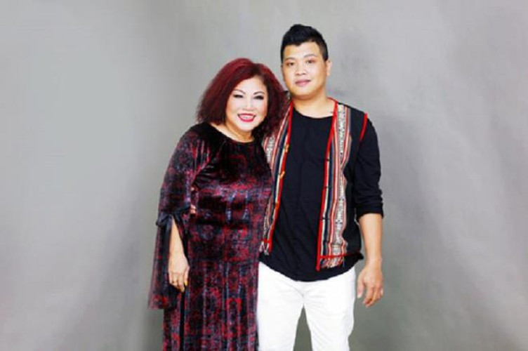 Cách đây không lâu, có thông tin Siu Black đã tái hợp với chồng cũ sau 11 năm ly hôn. Hiện hai vợ chồng sống quây quần bên con cháu tại nhà riêng ở Kon Tum. Ảnh: Siu Black chụp cùng con trai lớn.