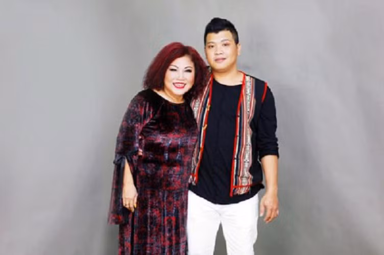 Cách đây không lâu, có thông tin Siu Black đã tái hợp với chồng cũ sau 11 năm ly hôn. Hiện hai vợ chồng sống quây quần bên con cháu tại nhà riêng ở Kon Tum. Ảnh: Siu Black chụp cùng con trai lớn.