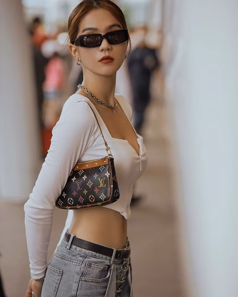 Chính vì thế nên cô luôn tận dụng mọi lúc để khoe vòng eo con kiến.