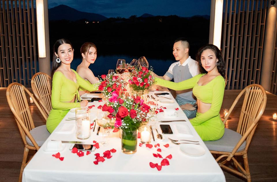 Ba người đẹp xuất hiện trong vlog của Vũ Khắc Tiệp đều rất quyến rũ, nóng bỏng.