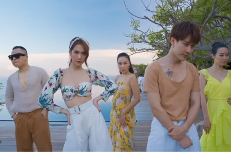 Ngọc Trinh, Quỳnh Thư, Minh Phương, Vũ Khắc Tiệp chơi TikTok trong vlog.