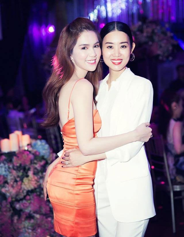 Minh Phương còn là quản lý của Ngọc Trinh và nhờ có khả năng tiếng Anh tốt nên cô luôn là người dẫn dắt hội bạn thân mỗi khi đi du lịch nước ngoài.