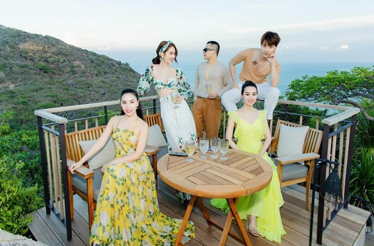 Khung cảnh tuyệt đẹp của khu resort đã tạo cảm hứng cho nhóm người mẫu và ông bầu Vũ Khắc Tiệp có những bức ảnh đẹp.