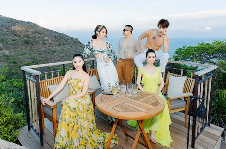 Khung cảnh tuyệt đẹp của khu resort đã tạo cảm hứng cho nhóm người mẫu và ông bầu Vũ Khắc Tiệp có những bức ảnh đẹp.