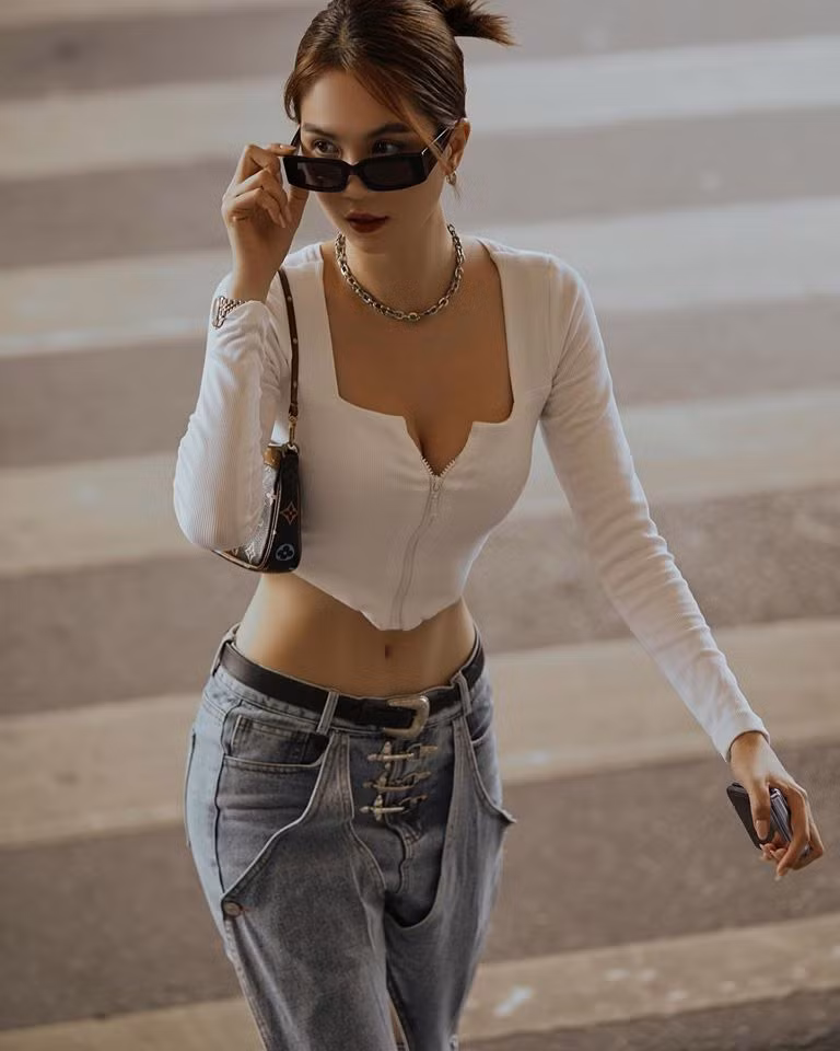 Ngọc Trinh sở hữu vòng eo 53 cm.