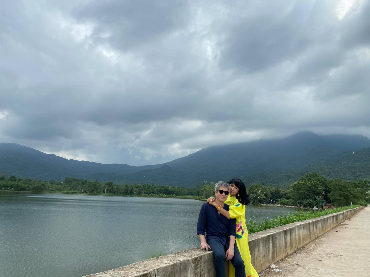 Hồi tháng 9 vừa qua, khi cùng thể hiện ca khúc "Thanh xuân", bác sĩ Tiến Hùng đã vừa hát vừa ngỏ lời với người yêu: "Em có đồng ý về làm dâu Hải Phòng không?". Thanh Lam liền đáp: "Đồng ý".