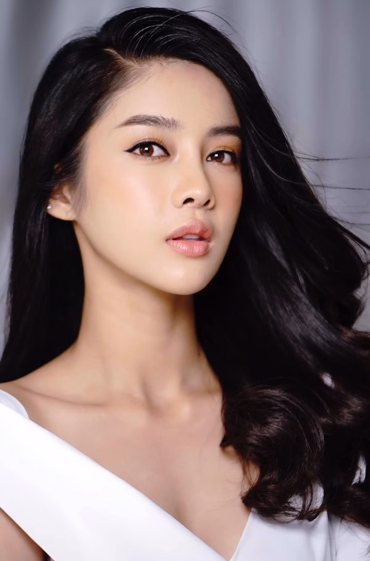 Trước những ý kiến trái chiều, Lan Khuê lên tiếng bênh vực Mỹ Duyên: "Chắc không ai hợp vai Kiều hơn cô bé này quá! Nét nó đẹp buồn man mác. Chúc mừng cô bé của chị".