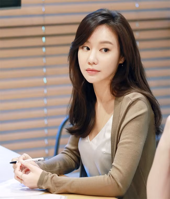 Năm 2011 nữ diễn viên xinh đẹp Kim Ah Joong bị kết tội trốn thuế vì đã khai giảm số tiền phải nộp thuế từ năm 2007-2009. Ngôi sao Sắc đẹp ngàn cân cuối cùng phải nộp phạt số tiền tương đương 14 tỷ đồng. Scandal gian lận thuế cũng khiến sự nghiệp của Kim Ah Joong tụt dốc.