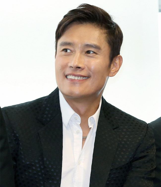 Nam tài tử Lee Byung Hyun cũng có tên trong danh sách những ngôi sao Hàn trốn thuế cùng với Kim Tae Hee. Anh đã cố tình để căn nhà của mình trị giá 26 tỷ won (khoảng hơn 500 tỷ đồng) dưới tên của một công ty ở Gyeongido.