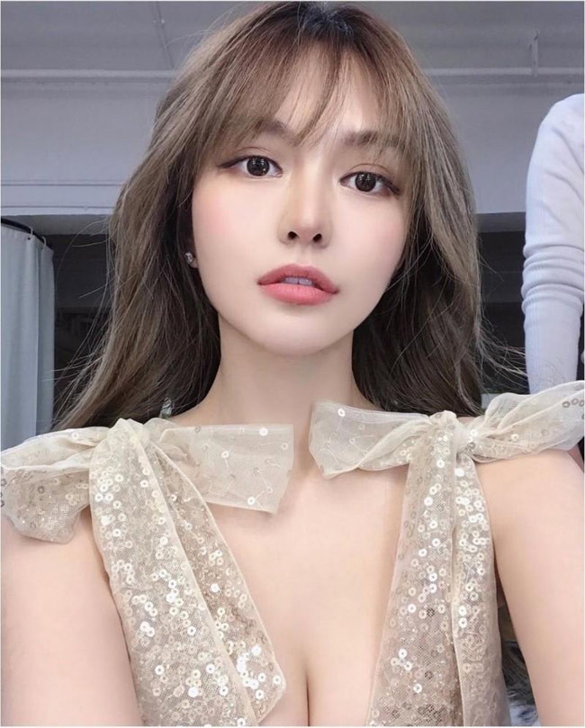 Sáng 23/4, Châu Dương Thanh đã đăng một bài viết trên Weibo, buộc tội người tình, nam ca sĩ La Chí Tường đã lừa dối cô và qua lại với nhiều người phụ nữ khác.