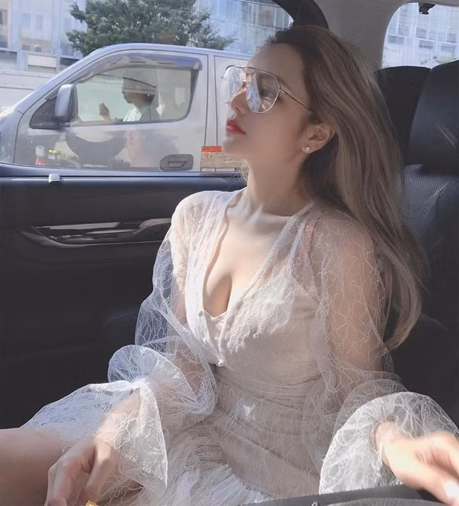 Trong thời gian hẹn hò với La Chí Tường, Châu Dương Thanh không lợi dụng danh tiếng của bạn trai để phát triển sự nghiệp mà chỉ thỉnh thoảng chia sẻ hình ảnh với tài tử họ La.