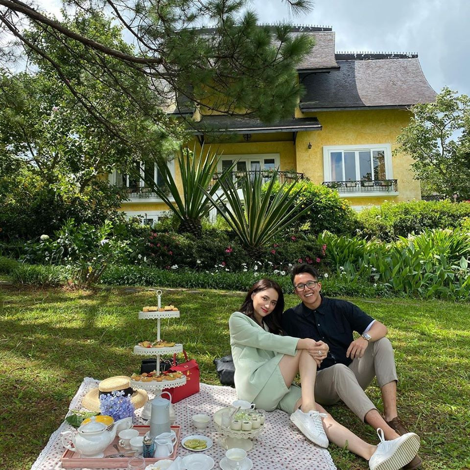 Sau chương trình, Hương Giang liên tục khoe ảnh bên bạn trai cùng những dòng thả thính ngọt ngào.