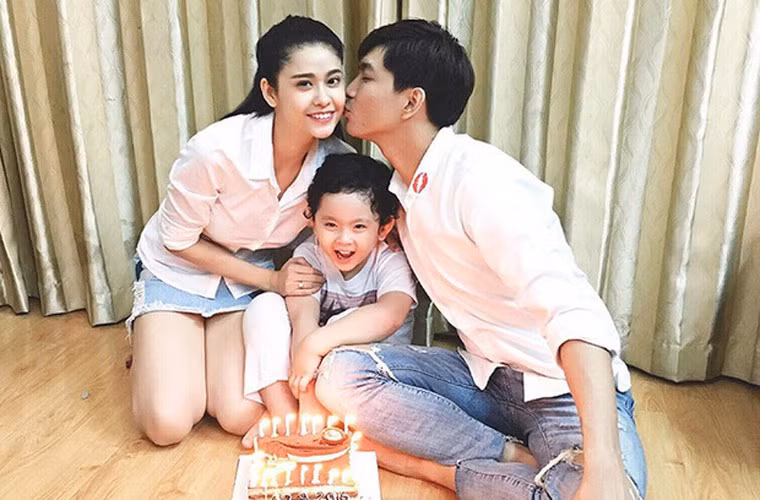 Không còn sống chung nhưng Trương Quỳnh Anh mong muốn có chuyến đi chơi cả ba người để con trai cảm nhận không khí gia đình nhưng cô lại sợ bị mọi người “soi” quá nhiều.