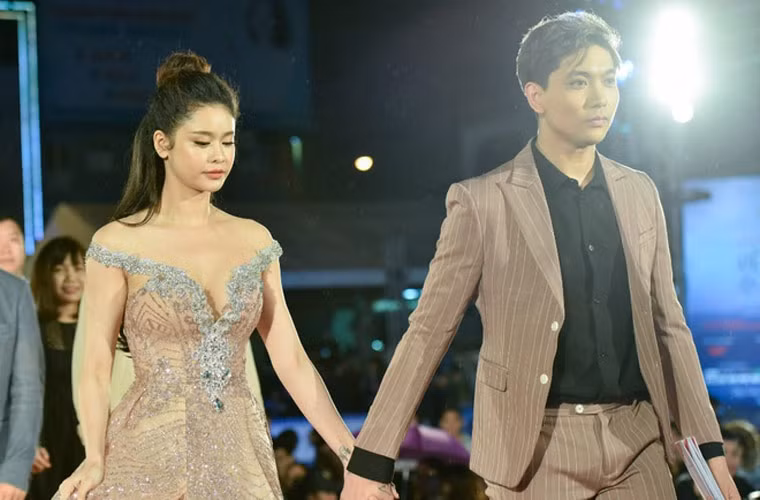 Sau ly hôn ngoài vẫn sống chung, Quỳnh Anh và Tim còn vẫn sánh đôi nhau đi dự sự kiện khiến nhiều người thấy khó hiểu.