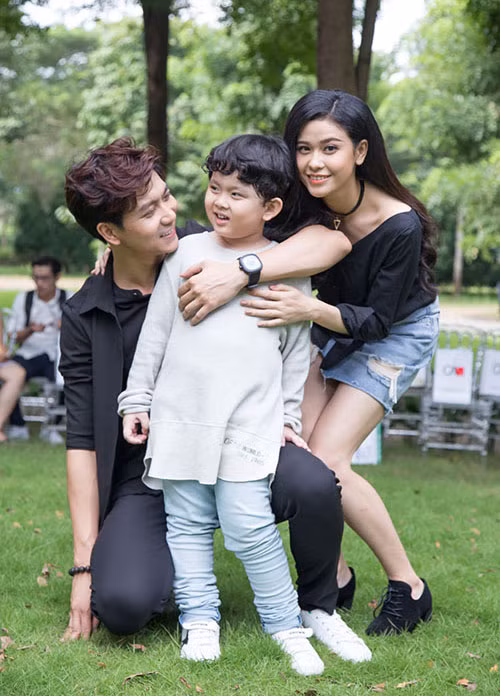 Mặc dù không còn sống chung nhưng Tim và Trương Quỳnh Anh vẫn giữ liên lạc, trao đổi với nhau những vấn đề liên quan tới con trai để Sushi luôn có sự chăm sóc yêu thương của cả bố lẫn mẹ.