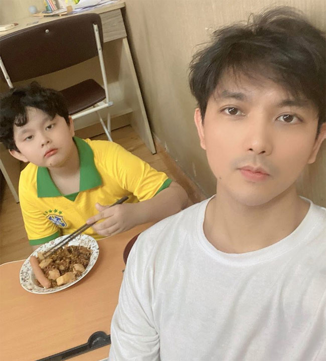 Về phía Tim khi không có vợ cũ sống cùng, anh dần thích nghi với cuộc sống độc thân và tỏ ra là một người đàn ông đảm đang tự tay nấu nướng, lau dọn nhà cửa…