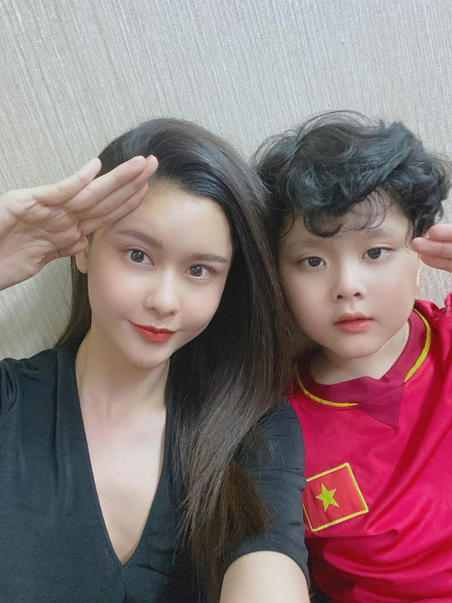 Tháng 9/2019, Quỳnh Anh cùng con trai Sushi dọn ra ngoài sống vì có tin đồn Tim đang hẹn hò với bạn diễn Đàm Phương Linh.