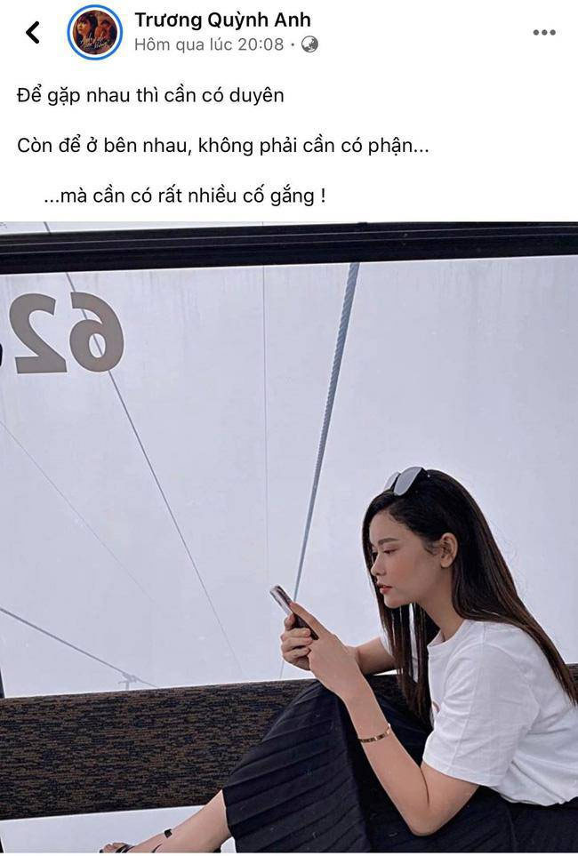Ngay sau đó, Trương Quỳnh Anh cũng đăng lên trang cá nhân của mình: "Để gặp nhau thì cần có duyên. Còn ở bên nhau, không phải cần có phận mà cần có rất nhiều cố gắng!".