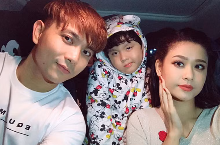 “Mỗi lần mình đi chơi đều bị chụp hình lén lại và họ cứ nghĩ tại sao cả hai lên báo tuyên bố ly hôn rồi nhưng giờ cùng dẫn con đi chơi. Nhưng rõ ràng một điều rằng, ly hôn hay gì đi nữa thì chung quy lại mình muốn con mình hạnh phúc, cả hai vẫn là ba của Sushi vẫn là mẹ của Sushi", nữ diễn viên sinh năm 1989 chia sẻ.