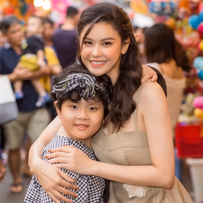 Từ khi hai mẹ con dọn ra ở riêng, nữ diễn viên "Cuộc chiến hoa hồng" luôn cố gắng sống vui vẻ để không ảnh hưởng tới tinh thần của con trai.