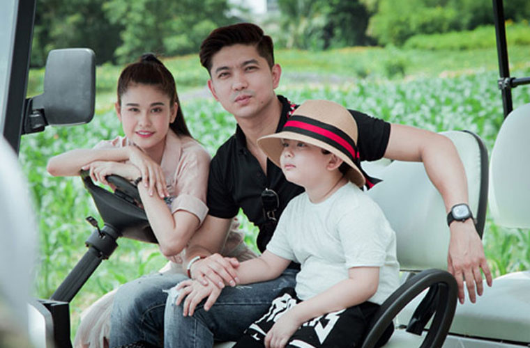 Đại diện truyền thông của Tim xác nhận với Zing.vn: "Việc ly hôn của Tim và Trương Quỳnh Anh là sự thật. Cả hai ly hôn trong hòa bình, không có bất cứ khúc mắc, tranh chấp nào xảy ra".