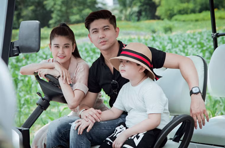 Đại diện truyền thông của Tim xác nhận với Zing.vn: "Việc ly hôn của Tim và Trương Quỳnh Anh là sự thật. Cả hai ly hôn trong hòa bình, không có bất cứ khúc mắc, tranh chấp nào xảy ra".