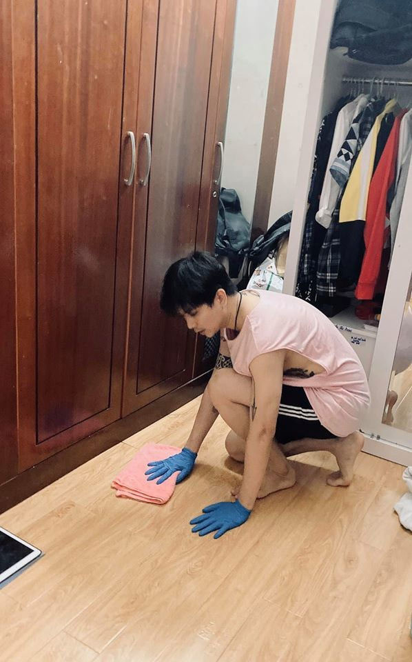 “Từ khi em đi, anh như một người đảm đang thật sự”, nam ca sĩ chia sẻ trên trang cá nhân cùng bức ảnh đang lúi húi lau sàn nhà.
