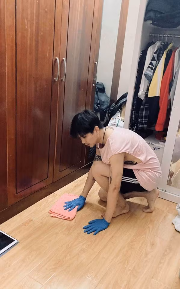 “Từ khi em đi, anh như một người đảm đang thật sự”, nam ca sĩ chia sẻ trên trang cá nhân cùng bức ảnh đang lúi húi lau sàn nhà.