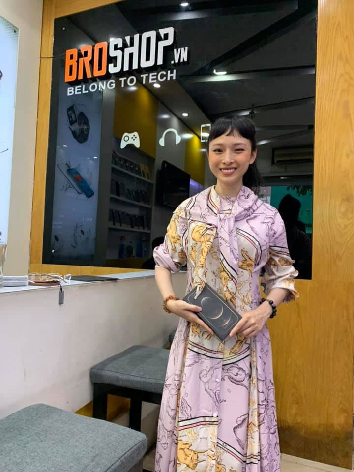 Hoa hậu Người Việt tại Nga năm 2007 để mái tóc cắt ngang, mặc chiếc váy kiểu vintage.