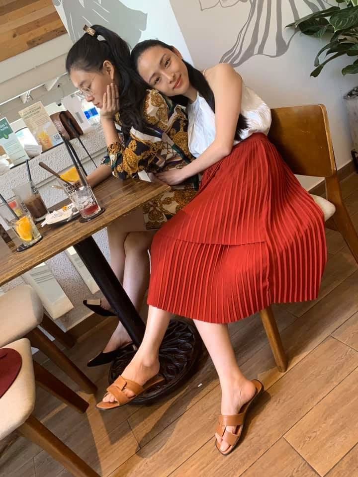 Cô thường xuyên đăng ảnh đi chơi, đi ăn với người bạn thân Thùy Dung. Hiện, Phương Nga đang sống một mình. Thời gian rảnh, cô đọc sách, tập yoga, đi lễ chùa.