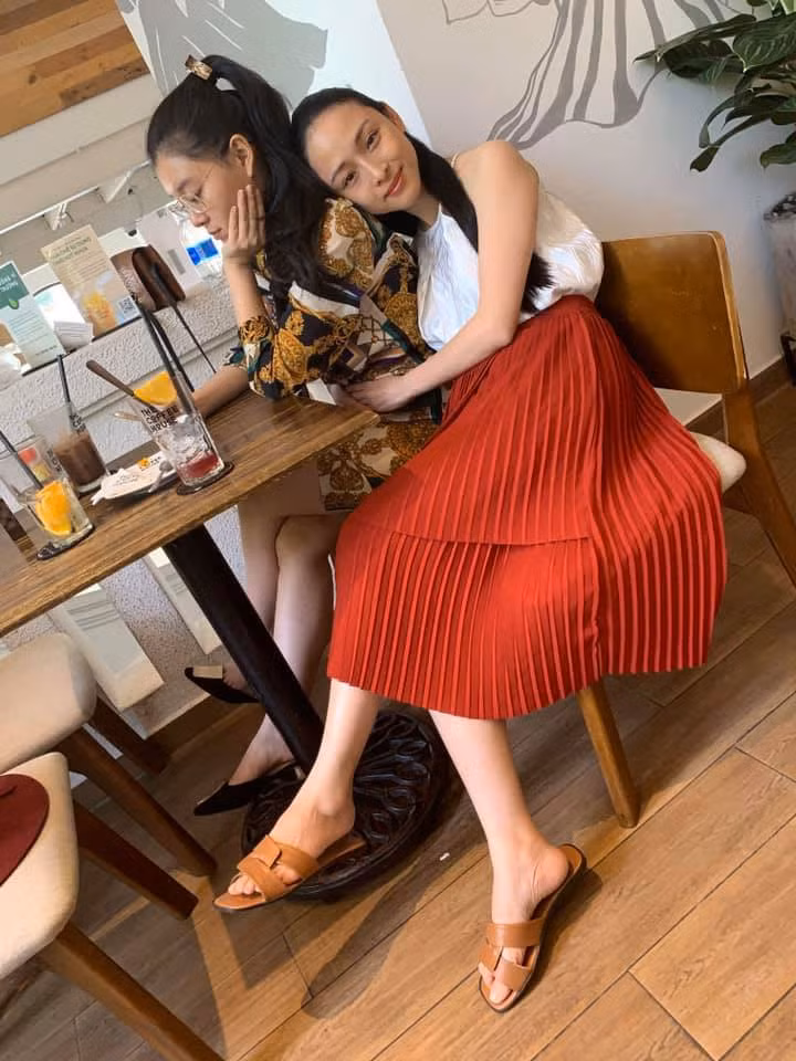 Cô thường xuyên đăng ảnh đi chơi, đi ăn với người bạn thân Thùy Dung. Hiện, Phương Nga đang sống một mình. Thời gian rảnh, cô đọc sách, tập yoga, đi lễ chùa.