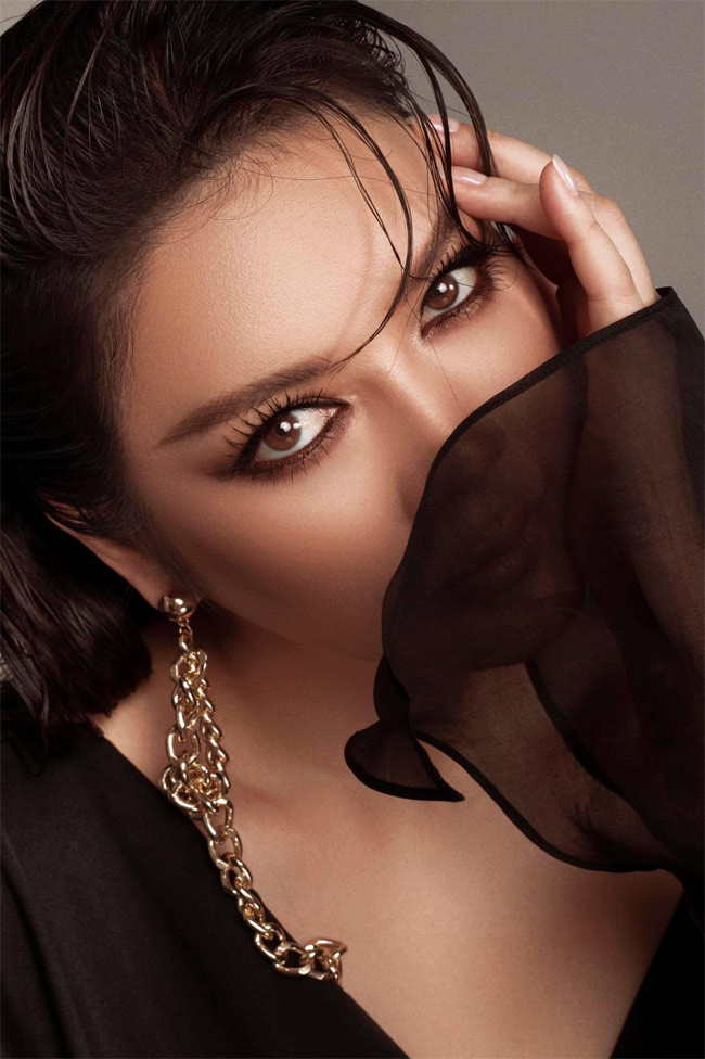 Ánh mắt say đắm của Lý Nhã Kỳ cũng khiến cho bộ sưu tập của Long Ng thêm phần cuốn hút hơn.