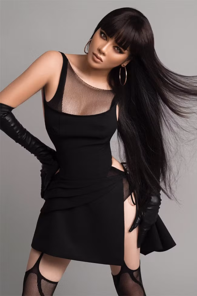 Hình ảnh mới nhất này của Lý Nhã Kỳ như một sự “thoát xác” so với hình ảnh đài các, kiêu sa trước kia của cô.