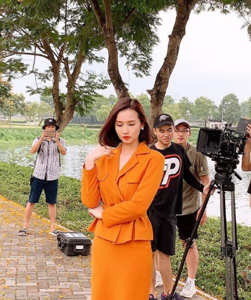 Mặc dù đang ốm, nhưng Lã Thanh Huyền vẫn cố gắng quay xong các phân cảnh của 10 tập cuối phim “Tình yêu và tham vọng” giữa cái nắng nóng ngột ngạt của Hà Nội.