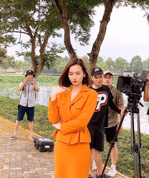 Mặc dù đang ốm, nhưng Lã Thanh Huyền vẫn cố gắng quay xong các phân cảnh của 10 tập cuối phim “Tình yêu và tham vọng” giữa cái nắng nóng ngột ngạt của Hà Nội.